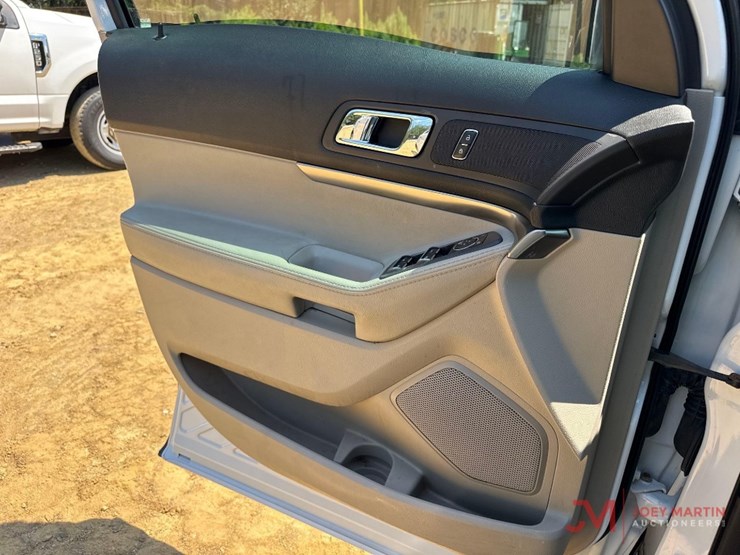 2014-ford-explorer-image-25