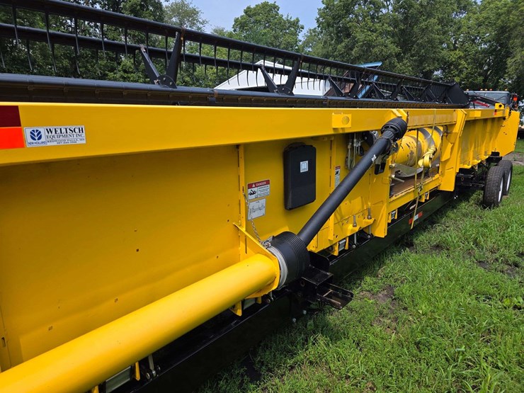 2011-new-holland-35-image-26