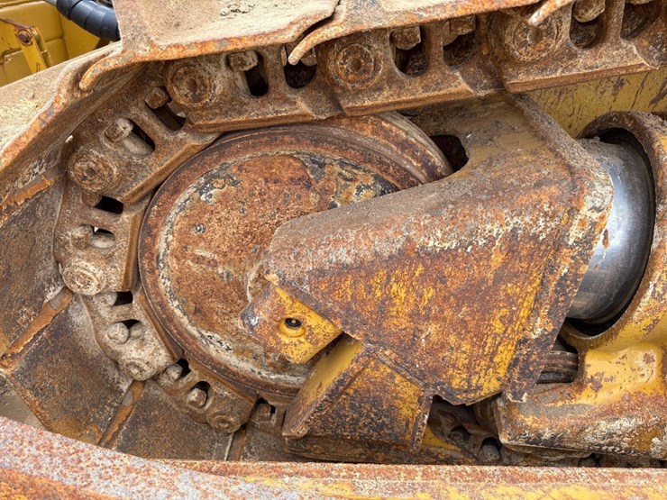 2019-caterpillar-d6-image-10