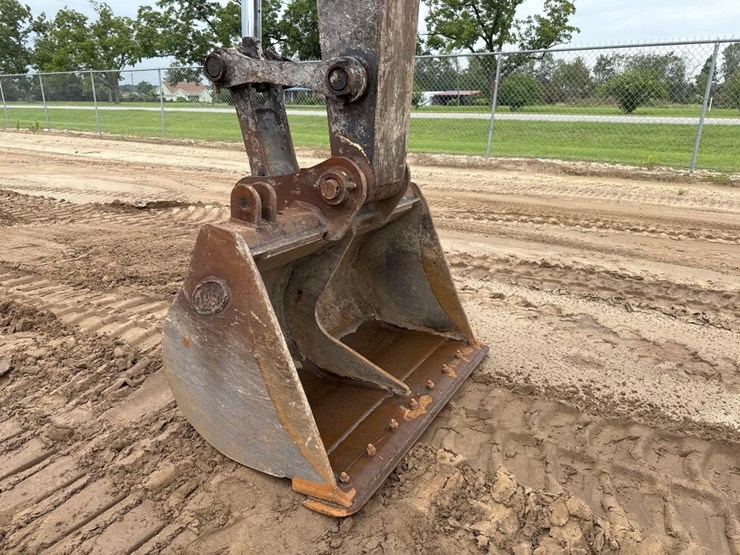 2023-deere-135g-image-23