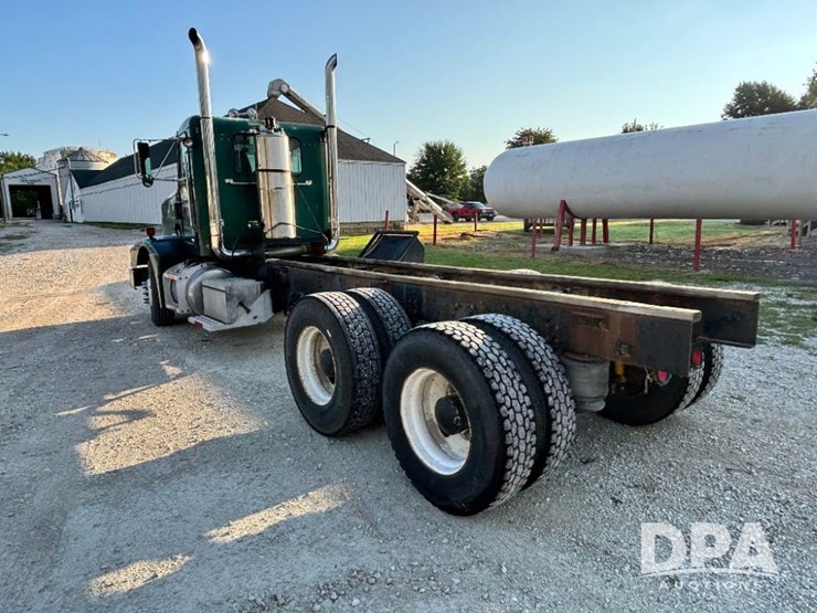 1993-peterbilt-377-image-10