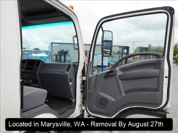 2019-isuzu-npr-image-5