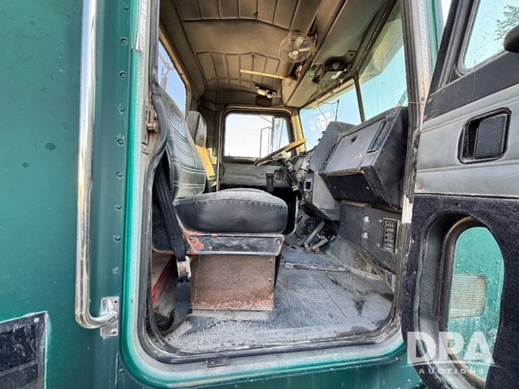 1993-peterbilt-377-image-45