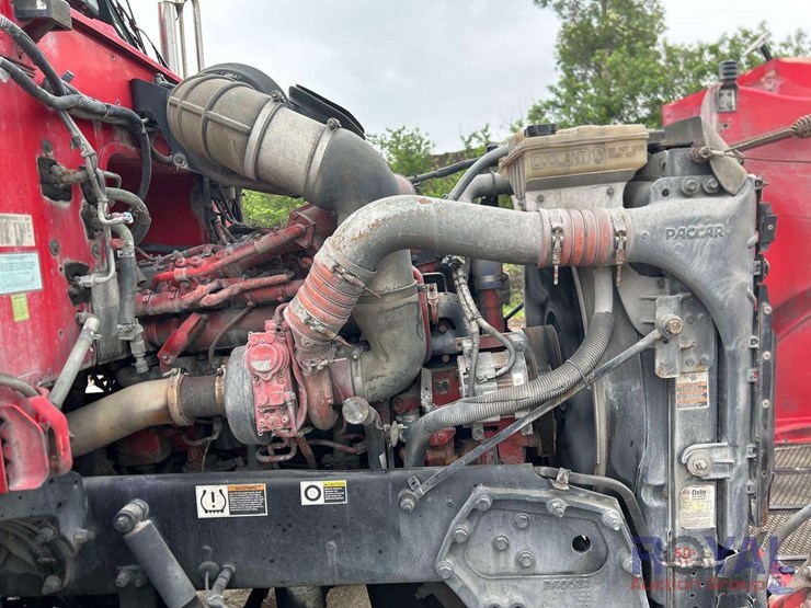 2009-peterbilt-384-image-17