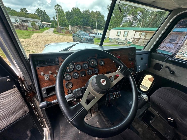 1992-peterbilt-377-image-25