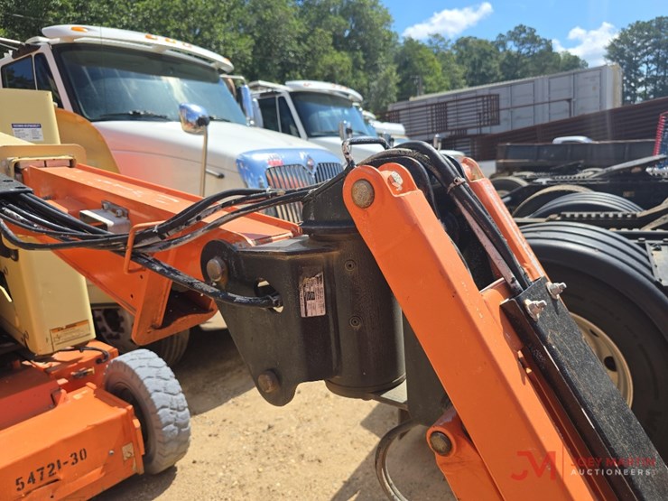 2012-jlg-e300ajp-image-17