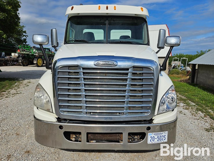 2012-freightliner-cascadia-125-image-2