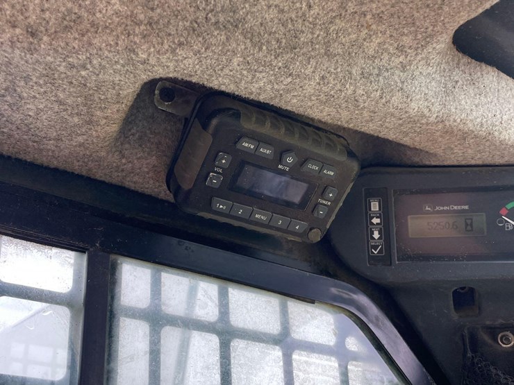 2019-deere-318g-image-46