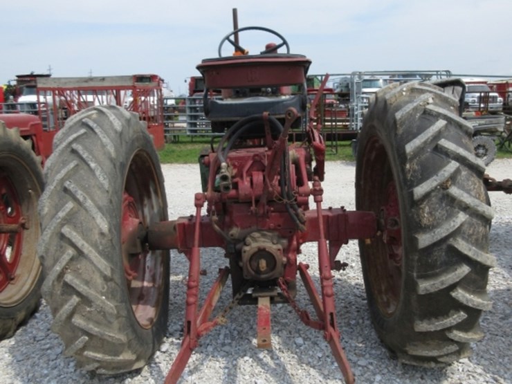 ih-farmall-504-tractor-image-3