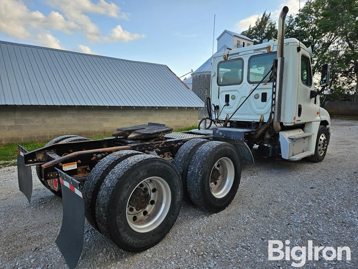 2012-freightliner-cascadia-125-image-5