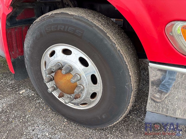 2009-peterbilt-384-image-42