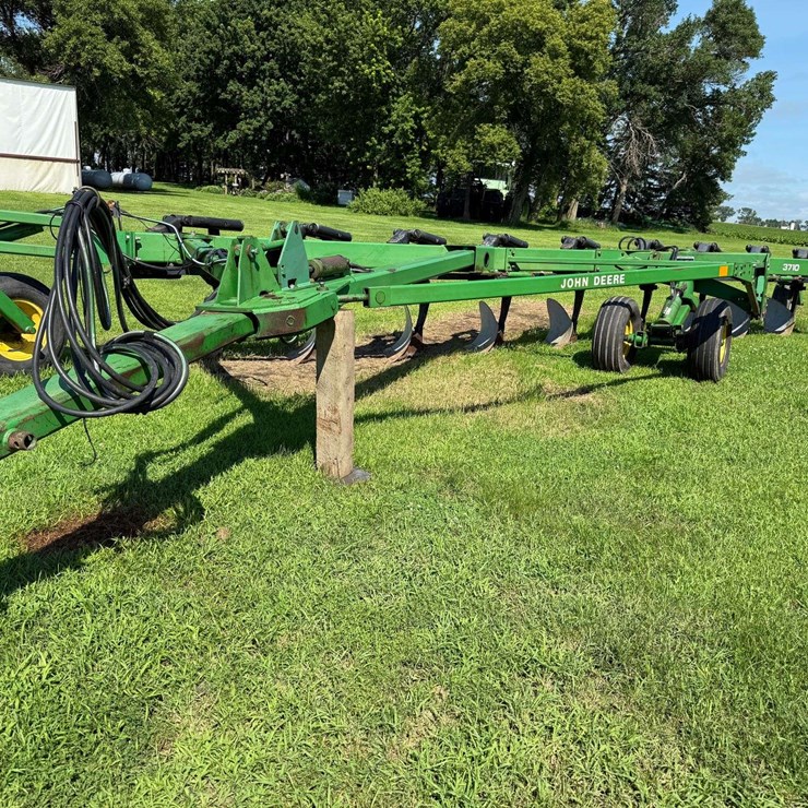 JOHN DEERE 3710