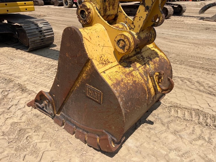 caterpillar-325fl-image-22