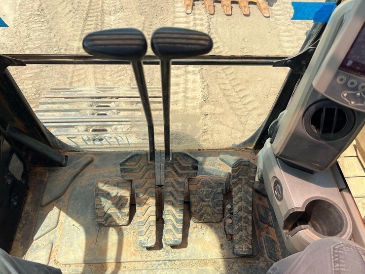 2016-caterpillar-336fl-image-44