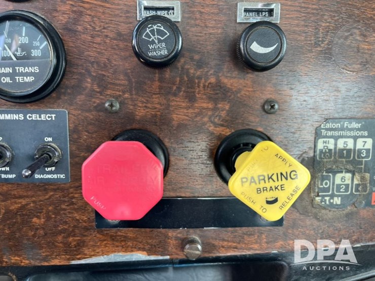 1993-peterbilt-377-image-63