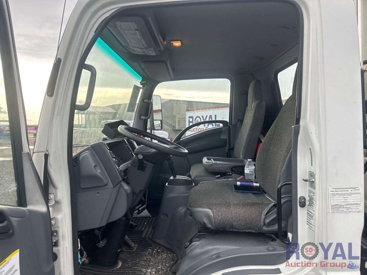 2021-isuzu-nrr-image-6