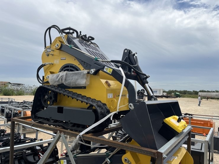 land-hero-mini-skid-steer-image-2