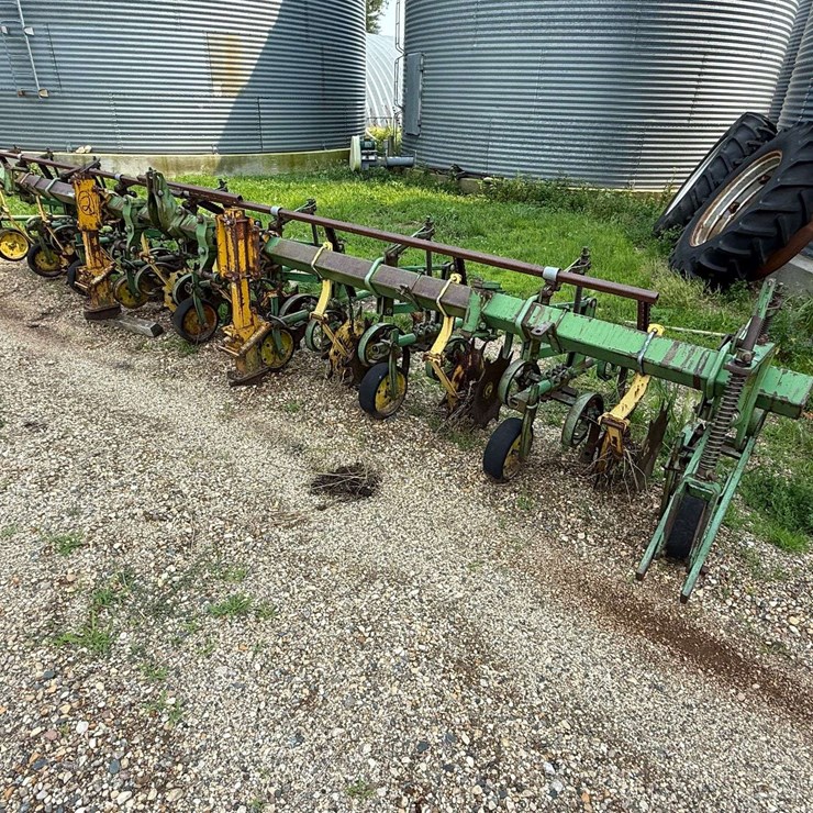 JOHN DEERE 8