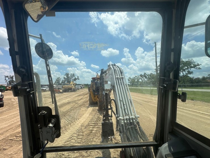 2018-takeuchi-tb240-image-24