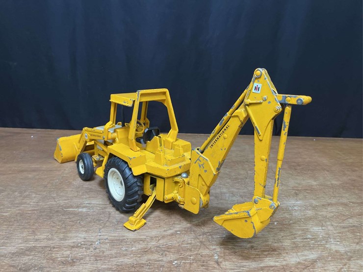 1/16-ih-backhoe-ertl-image-3