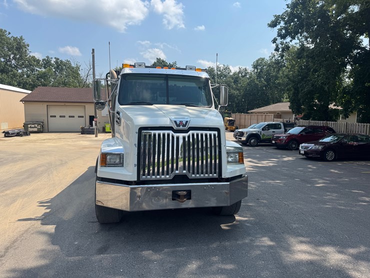 2018-western-star-4700sb-image-2