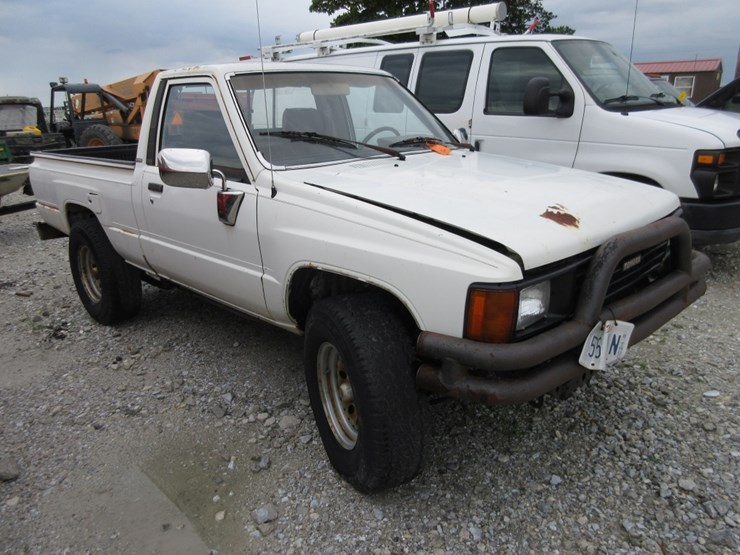 1985-toyota-pick-up-truck-image-2