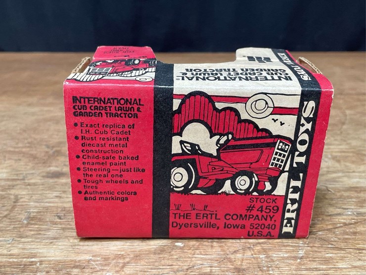 1/16-ih-cub-cadet-682-l&g-nib-ertl-image-4