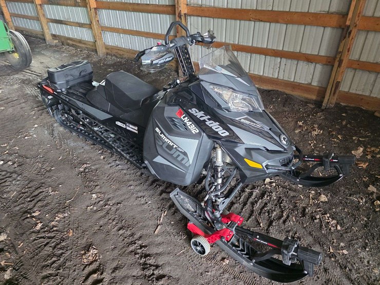 2018-ski-doo-summit-snowmobile,-154”-track,-600-e-tech,-electric-start,-6,565-miles,-comes-with-sled-image-1