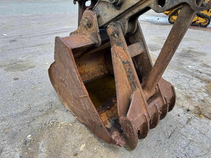 2014-deere-210g-lc-image-16