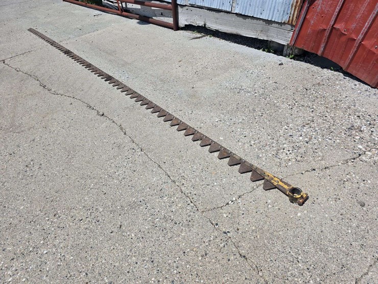 15’-left-hand-side-sickle-for-a-30’-head,-bolt-on-section,-off-nh-73c-bean-head-image-1