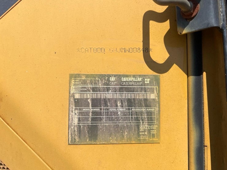 2004-caterpillar-d3g-xl-image-29