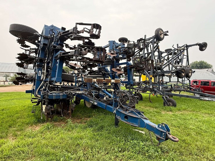 blu-jet-strip-till-machine,-set-up-for-liquid-fertilizer-and-anhydrous,-24-row-30”,-(60’-wide),-320/-image-15