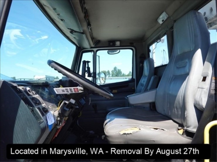 2003-freightliner-fl70-image-16