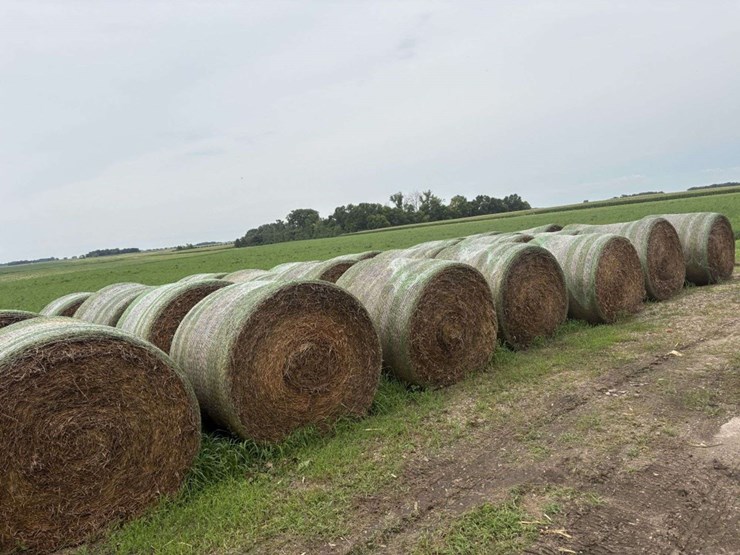 2025-john-deere-568-image-3