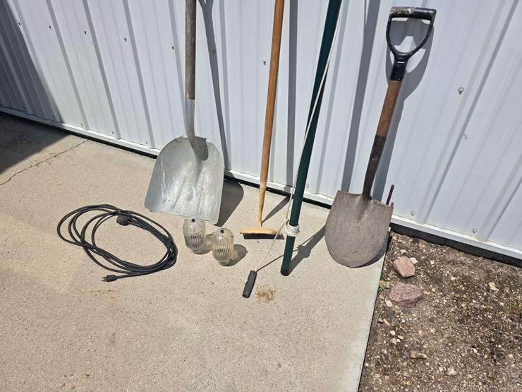 pole-saw,-shovel,-spade,-chord,-hoe,-2-light-globes-image-3