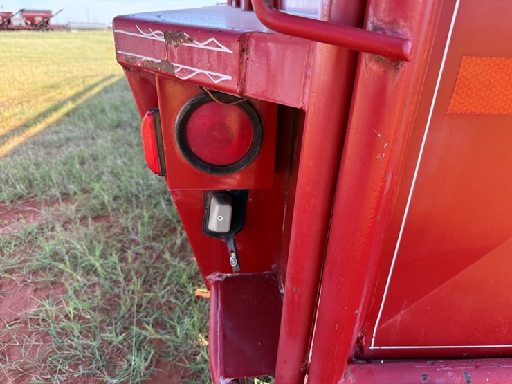 #18-•-2015-ww-livestock-trailer-image-16