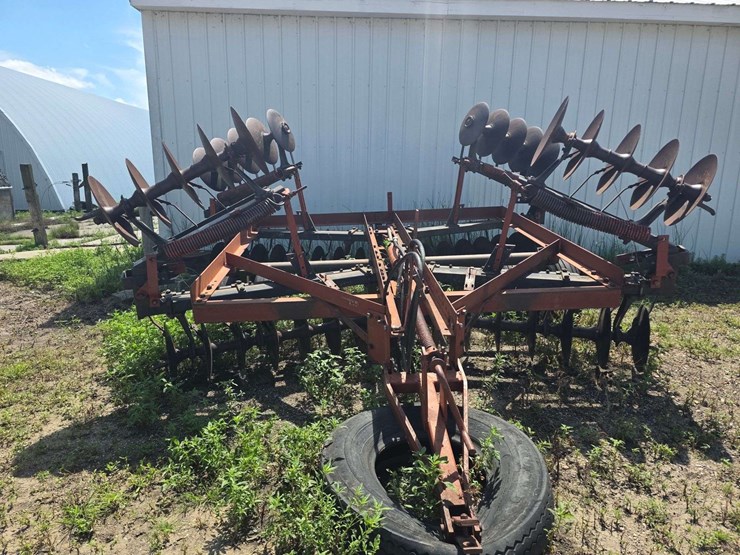 ih-470-tandem-disk,-manual-fold-wings,-9.5l-14-tires-on-6-bolt-rims,-hydraulic-lift,-rear-hitch,-dis-image-3