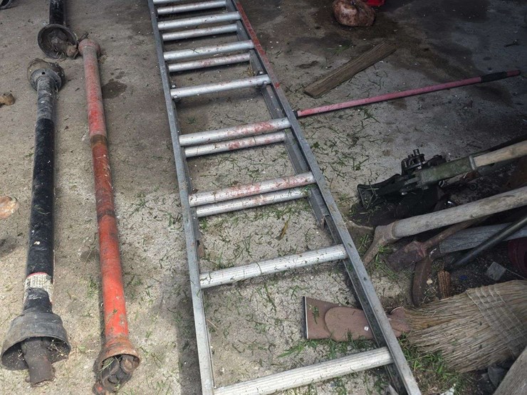 approx-32’-aluminum-step-ladder-image-1