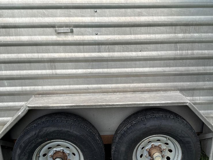 2012-featherlite-7ft-x-24ft-aluminum-gooseneck-livestock-trailer-image-21