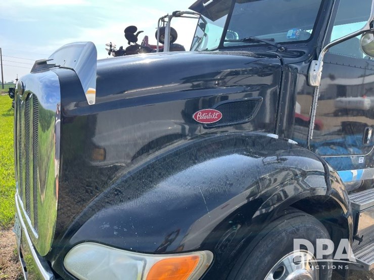2008-peterbilt-384-image-15