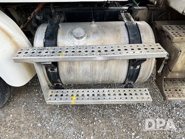 2005-caterpillar-10-image-27