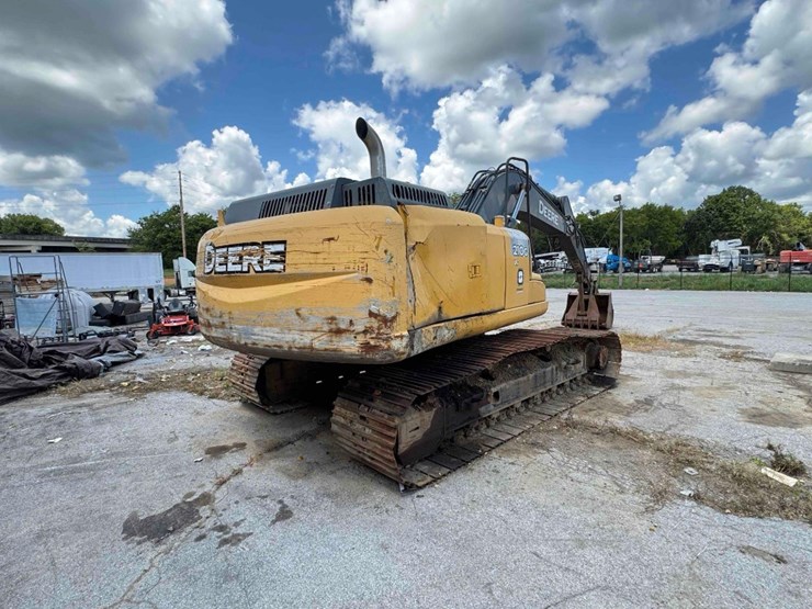2014-deere-210g-lc-image-23