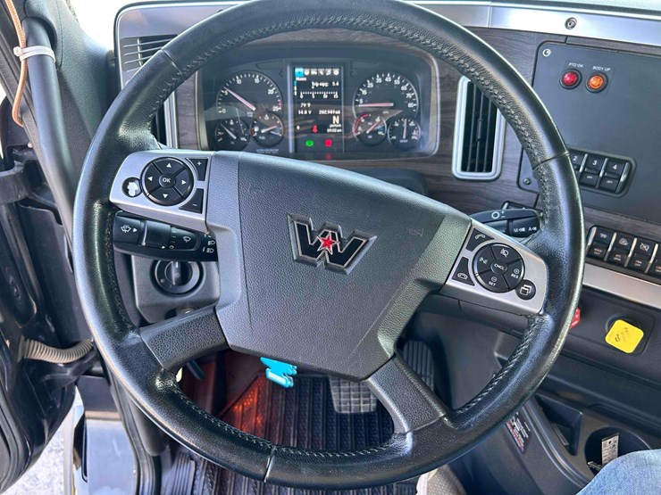 2022-western-star-tri-axle-dump-image-48