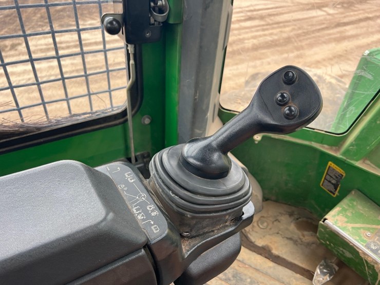2019-deere-843l-image-36