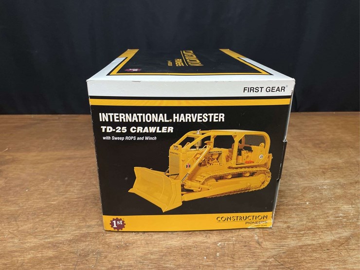 1/25-ih-td25-crawler-nib-1st-gear-image-11