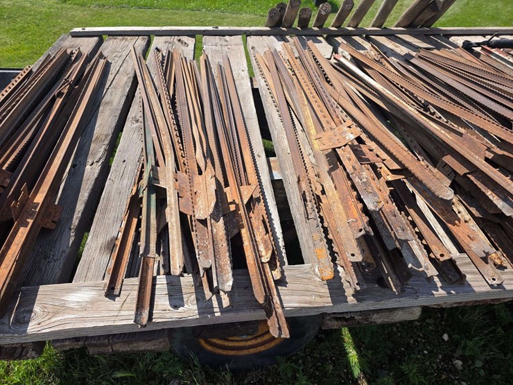 approx-120-steel-fence-posts,-new-and-old-style,-buying-all-for-one-money-image-3