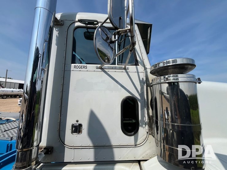 1993-peterbilt-377-image-24