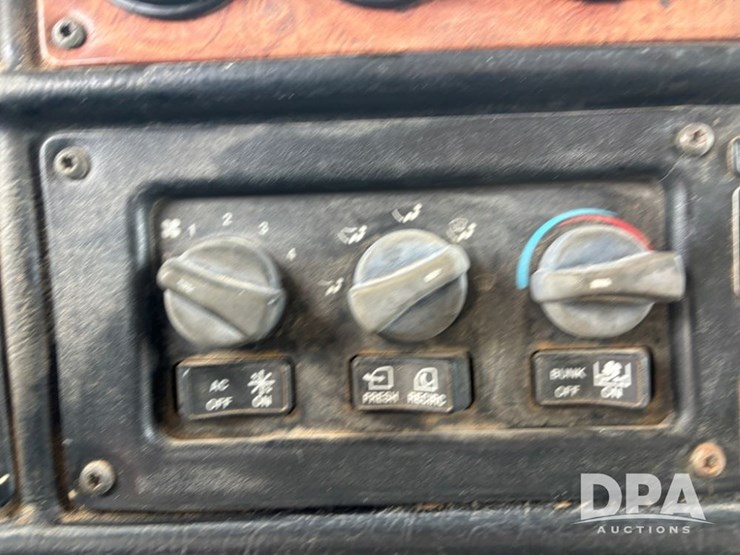 2005-peterbilt-385-image-75