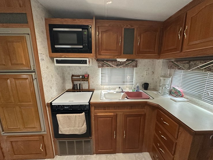 #8570-•-sierra-27'-gooseneck-camper-(has-wi-title)-image-24