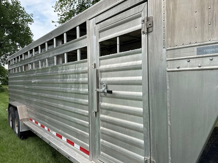 2012-featherlite-7ft-x-24ft-aluminum-gooseneck-livestock-trailer-image-12
